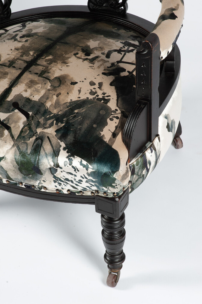 Honey Bee On Rorschach Ornate Chair / image 6